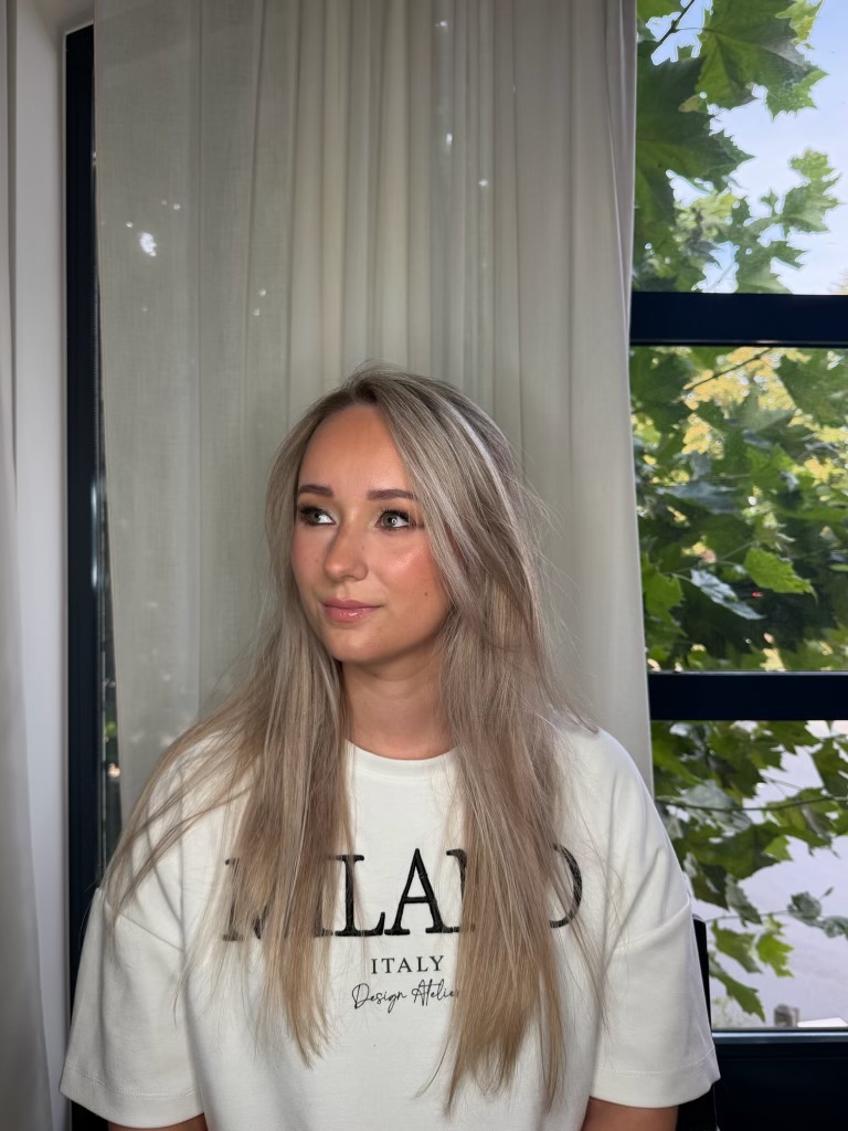 Afgewerkte bruidsmake-up in natuurlijk daglicht