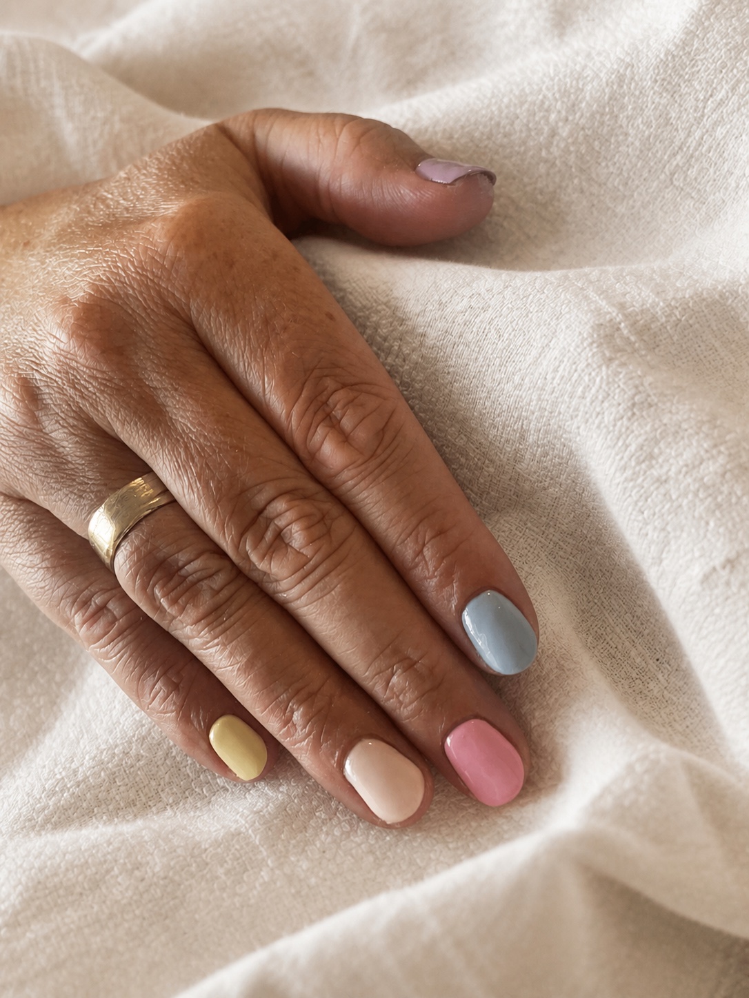 Pastelkleurige manicure met roze, blauw, geel en nude