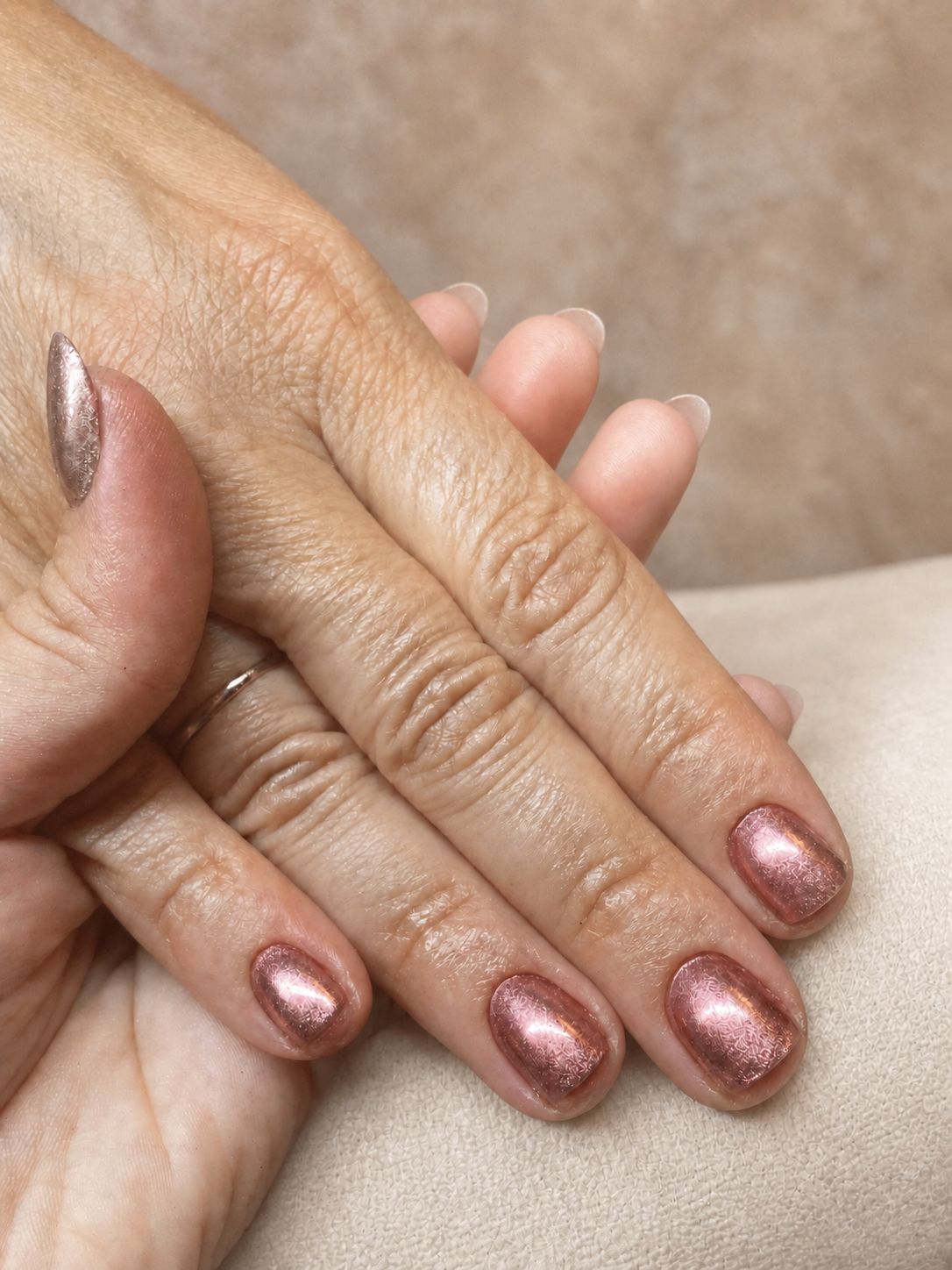 Roségouden metallic manicure