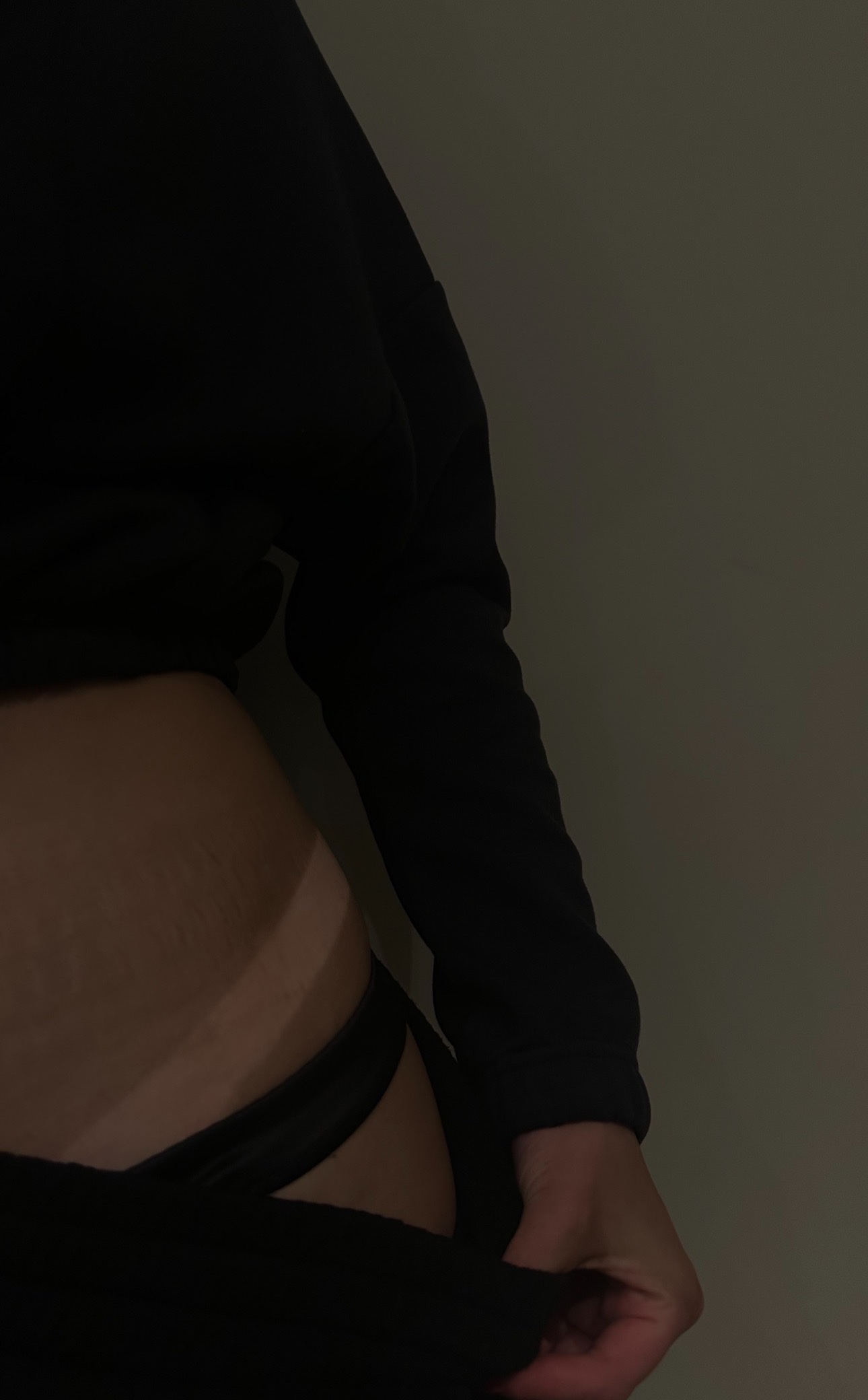 Donkere sfeerfoto van een natuurlijk spraytanresultaat