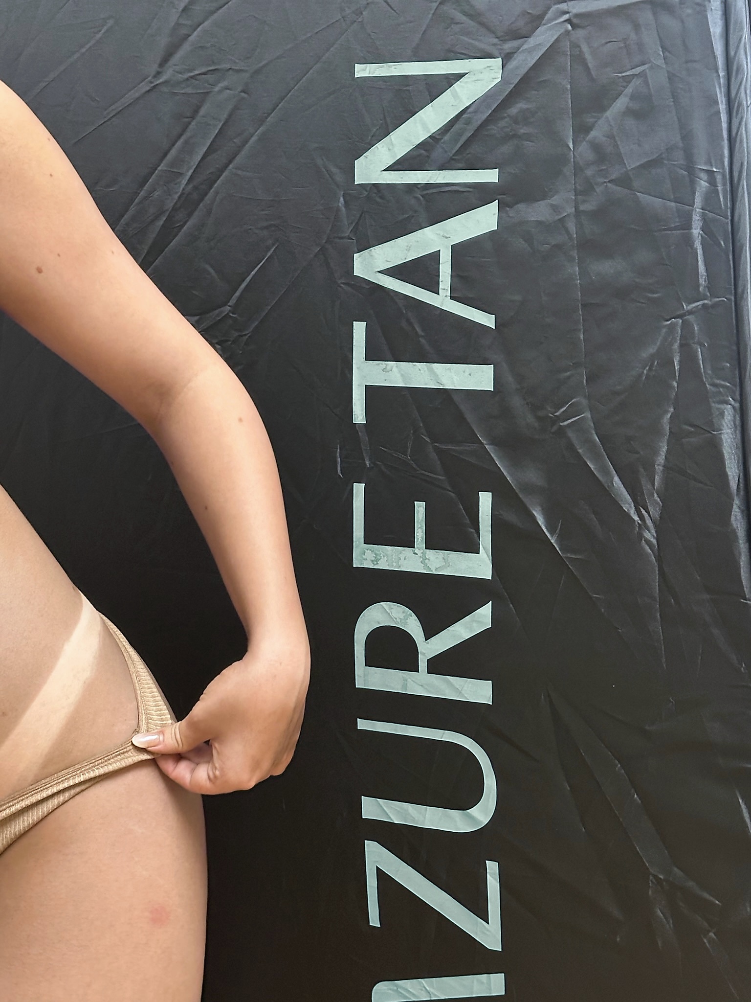 Egaal spraytanresultaat met een zichtbare tanline